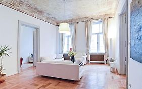 Beautiful 3 Bedroom Apartment In 7Th District